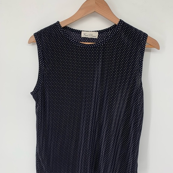 Fred David Women’s Sleeveless Blouse Navy w/White Polka Dots Sz Medium T2 - Picture 2 of 5